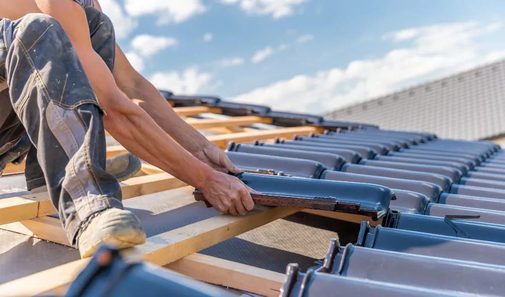 Les Étapes pour Peindre Sa Toiture : Guide Pratique