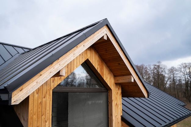 Pourquoi la zinguerie est-elle essentielle pour votre toiture dans le Val-d'Oise